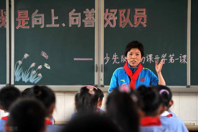 由李非执导，赵薇监制并主演，葛优、乔杉领衔主演的荒诞喜剧电影《两只老虎》将于11月29日全国上映